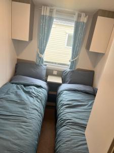 Postelja oz. postelje v sobi nastanitve Lyons Winkups holiday park ll22 9EL