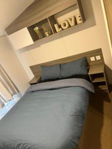 Postelja oz. postelje v sobi nastanitve Lyons Winkups holiday park ll22 9EL