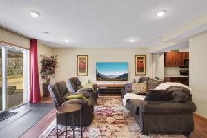 Posezení v ubytování Charming 3-bedroom 1 bath basement nook with backyard view and gazebo