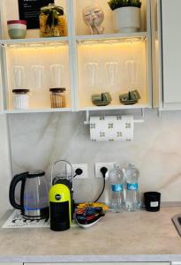 フィレンツェにあるRifReady Apartment con posto auto vicino a AOU Careggi, Meyer, Polo UniFiのブレンダーとグラスが置かれたキッチンカウンター