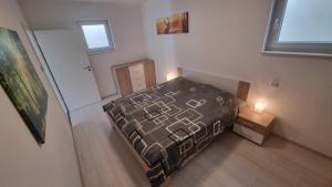 a small bedroom with a bed and a window at Ferienwohnung Zum Pflanzgarten in Herresbach
