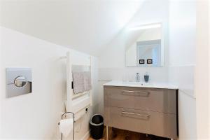 ein Badezimmer mit Waschbecken und Spiegel in der Unterkunft Chambres indépendantes de charme à proximité d'Amboise in Pocé-sur-Cisse + 15 Fotos