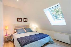 ein Schlafzimmer mit großem Bett und Fenster in der Unterkunft Chambres indépendantes de charme à proximité d'Amboise in Pocé-sur-Cisse