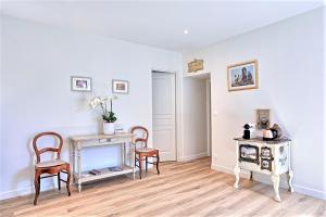 ein Zimmer mit 2 Stühlen, einem Tisch und einem Tisch mit in der Unterkunft Chambres indépendantes de charme à proximité d'Amboise in Pocé-sur-Cisse