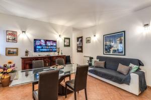 ein Wohnzimmer mit Sofa und Tisch in der Unterkunft ZEN RELAX FLAT - free parking in Passoscuro