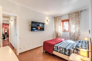ein Schlafzimmer mit einem Bett und einem Fernseher an der Wand in der Unterkunft ZEN RELAX FLAT - free parking in Passoscuro