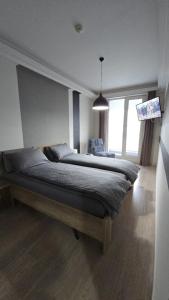 スコピエにある33th Floor - SkyView Oasis - Aの部屋の中に大きなベッドがある寝室 +28枚の写真