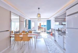 カシュにあるOzy Houses Centerのテーブルと椅子のあるキッチンとリビングルーム +46枚の写真