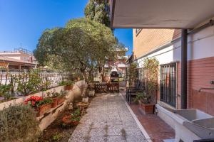 einen Gehweg mit Topfpflanzen neben einem Gebäude in der Unterkunft ZEN RELAX FLAT - free parking in Passoscuro