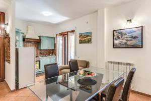 eine Küche und ein Esszimmer mit einem Glastisch und Stühlen in der Unterkunft ZEN RELAX FLAT - free parking in Passoscuro
