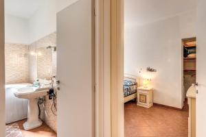ein Badezimmer mit Waschbecken und ein Bett in einem Zimmer in der Unterkunft ZEN RELAX FLAT - free parking in Passoscuro + 28 Fotos