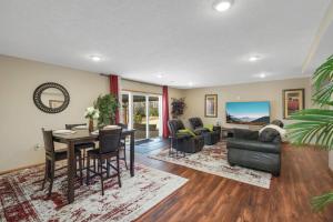 Posezení v ubytování Charming 3-bedroom 1 bath basement nook with backyard view and gazebo