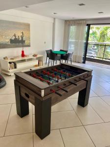 een grote pooltafel in de woonkamer bij Landscape VIP Fortaleza in Fortaleza