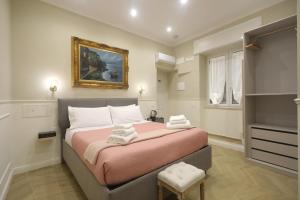 Un dormitorio con una cama grande con toallas. en Vico Croce Suite, Spaccanapoli, en Nápoles