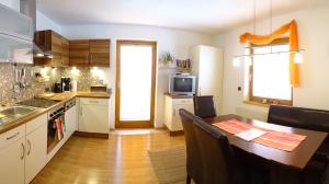 Una cocina con una mesa y un comedor. en Ferienhaus Manuela, en Neustift im Stubaital 10 fotos más