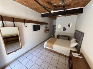 Postel nebo postele na pokoji v ubytování HOTEL CUATRO CAMINOS