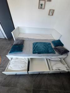 Postel nebo postele na pokoji v ubytování Havre de Sable - WIFI - Plage 250m - Centre ville à proximité - Pas de parking mais gratuit dans la rue