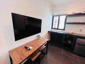 TV a/nebo společenská místnost v ubytování Coco Live Suites