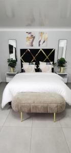 Ένα ή περισσότερα κρεβάτια σε δωμάτιο στο Entire Self-Catering Apartment in Silverfields