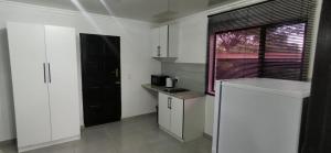 Η κουζίνα ή μικρή κουζίνα στο Entire Self-Catering Apartment in Silverfields +3 φωτογραφίες