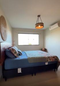 una camera da letto con un letto grande con una finestra di Casa farol do itaqui a Luis Correia
