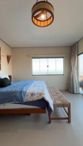 una camera con letto e luce a ciondolo di Casa farol do itaqui a Luis Correia Altre 9 foto