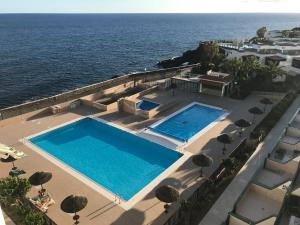 Una vista aérea de una piscina junto al océano. en Atlantic sunset studio, en Costa del Silencio