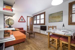 a living room with a table and a couch at Apartamento La Benasquita in Benasque +45 photos