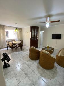 TV a/nebo společenská místnost v ubytování Apartamento no Guarujá