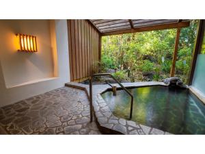 a hot tub in the corner of a room at Le Nessa Akazawa - Vacation STAY 16387v in Futo