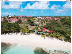 una vista aérea de un resort en una playa en studio Au Paradis vue mer dans village de vacances à Saint Anne, en Courcelles Sucrerie
