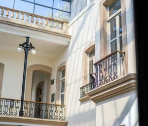 Hotel Alameda Grand的阳台或露台