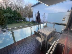Bazén v ubytování "Zur Kleinen Insel" TOP Lage 3 Min zum Strand, Blick in den Wald, perfekt für Paare und Familien mit Strandkorb -Hauptsaison- und Parkplatz nebo v jeho okolí