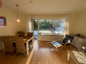 Posezení v ubytování "Zur Kleinen Insel" TOP Lage 3 Min zum Strand, Blick in den Wald, perfekt für Paare und Familien mit Strandkorb -Hauptsaison- und Parkplatz + 6 fotografií