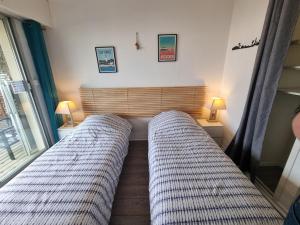 Una cama o camas en una habitación de Face au port - Vue mer - Jardin - Wifi - Ménage - 4 pers