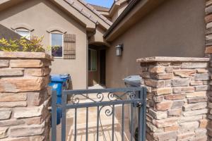 een poort voor een huis met een stenen muur bij Dixie Red Rock Retreat l Spacious & Stylish Getaway in Washington
