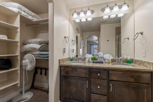 een badkamer met een wastafel en een spiegel bij Dixie Red Rock Retreat l Spacious & Stylish Getaway in Washington