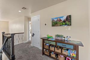 een kamer met een trap en een houten dressoir bij Dixie Red Rock Retreat l Spacious & Stylish Getaway in Washington +31 foto's