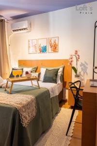 Katil atau katil-katil dalam bilik di LoftsPraia Apartamento zona sul perto Praia Clube Elegânce.