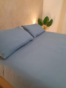A bed or beds in a room at Appartamento Carducci Fiera Rho Milan