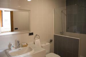 Casa Rural Fuente El Boticarioにあるバスルーム +57枚の写真