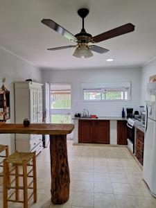 eine Küche mit Deckenventilator und Tisch in der Unterkunft Casas Buen Camino y La Magia in Sierra de la Ventana + 20 Fotos