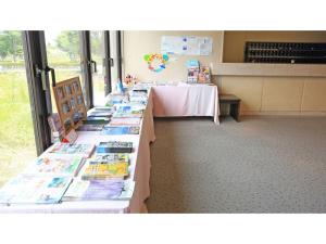 uma longa mesa com livros numa biblioteca em Smile Hotel koriyama - Vacation STAY 48119v em Koriyama