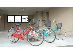 três bicicletas estacionadas lado a lado em uma garagem em Smile Hotel koriyama - Vacation STAY 48119v em Koriyama mais 23 fotografias