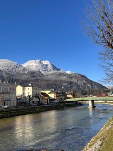 a bridge over a river with a mountain in the background at Kristall, Doppelzimmer mit Balkon in Toplage, Zentrum in Bad Ischl