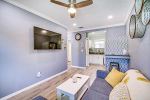 a living room with a couch and a tv at Cozy Melbourne Hideaway Near Beaches, Downtown! in Melbourne