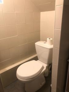 baño con aseo y papel higiénico en richman studio style, en Rabat 2 fotos más