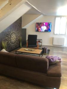 Una sala de estar con un sofá y un televisor de pantalla plana. en richman studio style, en Rabat