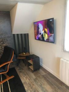 Una sala de estar con un televisor de pantalla plana en la pared. en richman studio style, en Rabat