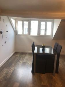 Un comedor con mesa y sillas y ventanas. en richman studio style, en Rabat